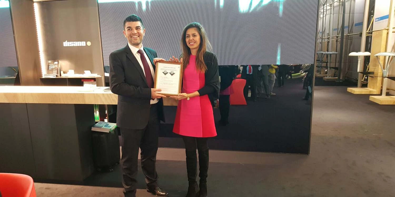 Patrizia Disano (Amministratore delegato Disano Illuminazione Spa) riceve da Roberto Inclinati (Global business development manager della divisione Lighting di UL) il primo certificato Low Optical Flicker nel corso di Light+Building 2016.